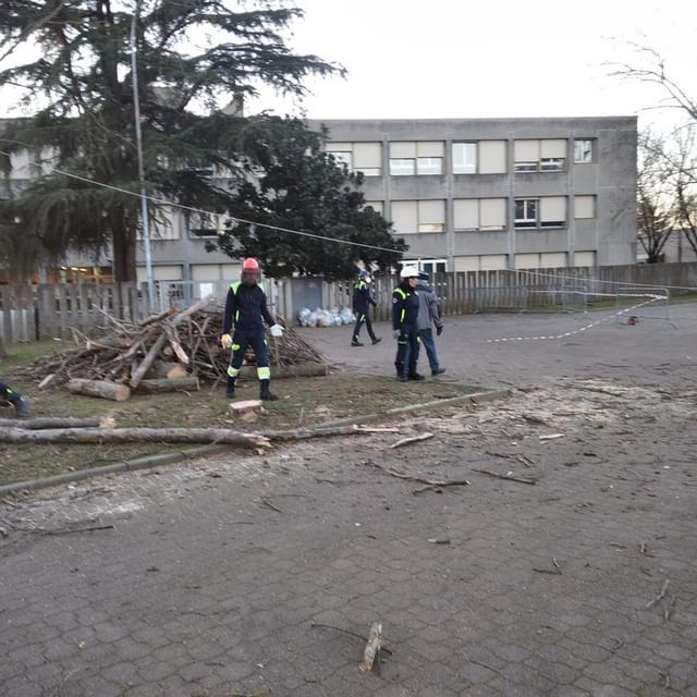 Ottimo intervento questo pomeriggio per la messa in sicurezza dello spiazzo davanti alle scuole su diversi alberi pericolanti Ottimo intervento questo pomeriggio per la messa in sicurezza dello spiazzo davanti alle scuole su diversi alberi pericolanti