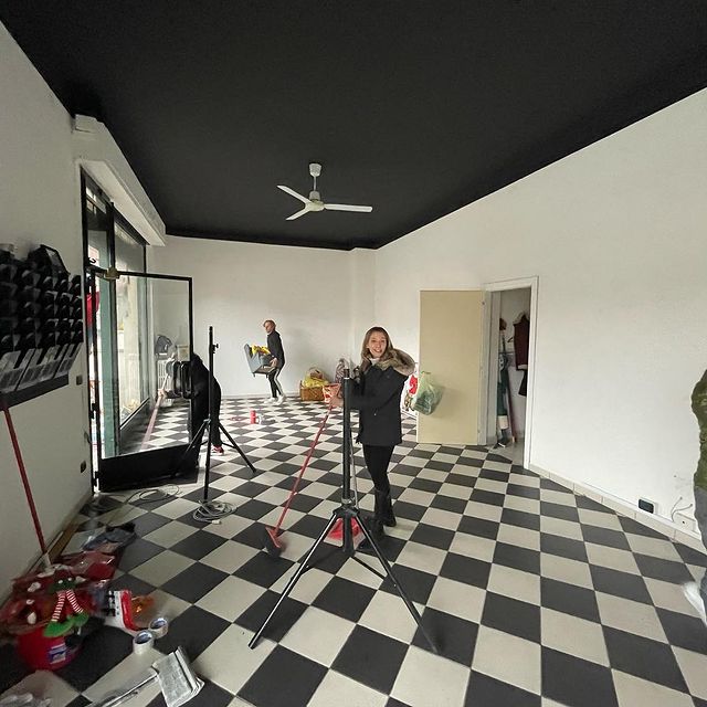 Babbo Natale ci ha commissionato di trasformare questo negozio nel suo Ufficio di Lodi Vecchio per incontrare i bambini, fare qualche foto e scrivere la letterina con gli elfi e le elfe Babbo Natale ci ha commissionato di trasformare questo negozio nel suo Ufficio di Lodi Vecchio per incontrare i bambini, fare qualche foto e scrivere la letterina con gli elfi e le elfe