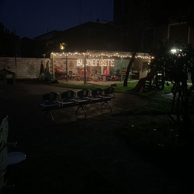 Il nostro volontario piú giovane, Alfredo, ha già allestito le luminarie dell’Oasi dell’Infanzia