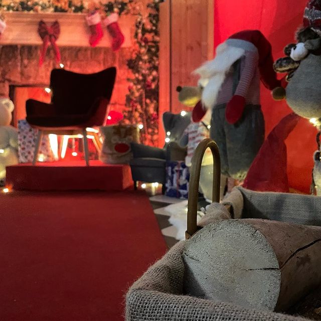 Elfi ed elfe hanno quasi completato l’Ufficio di Babbo Natale, in via Libertá 86 a Lodi Vecchio Elfi ed elfe hanno quasi completato l’Ufficio di Babbo Natale, in via Libertá 86 a Lodi Vecchio