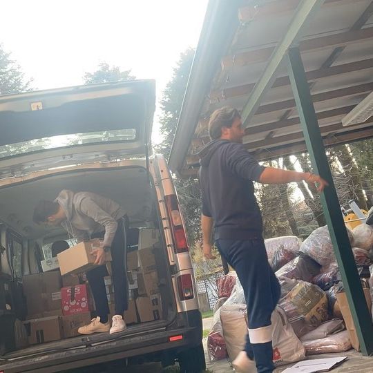 Decine di persone e volontari, coordinati da @arsenaleaccoglienza, Fratelli Sea e @giovani_in_vasca hanno raccolto l’equivalente (e di piú) di 33 bancali di alimentari e coperte Decine di persone e volontari, coordinati da @arsenaleaccoglienza, Fratelli Sea e @giovani_in_vasca hanno raccolto l’equivalente (e di piú) di 33 bancali di alimentari e coperte