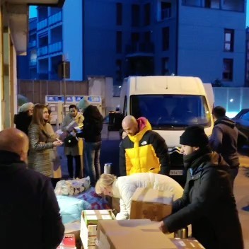 Consegnato ieri sera in extremis un carico di beni alimentari ai 7 furgoni partiti poco dopo per il confine Polacco Consegnato ieri sera in extremis un carico di beni alimentari ai 7 furgoni partiti poco dopo per il confine Polacco